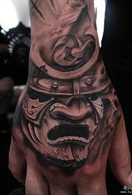 he samurai tattoo i te tuara o te ringa