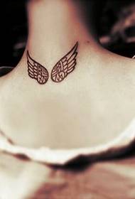 vrouwelijke nek vleugels tattoo patroon foto