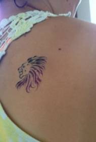 Tattoo vajzë mbrapa në anën e pasme të fotografisë së tatuazhit të luanit të zi