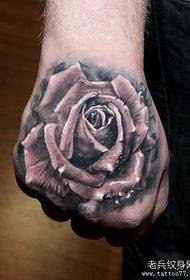 класичний чорно-сірий малюнок татуювання троянди на тильній стороні руки