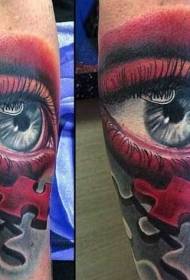 rankos spalvingos akys su galvosūkio tatuiruotės modeliu