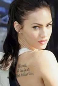 internacia tatuisto, Megan Fox, malantaŭ la nigra angla tatuaje-bildo