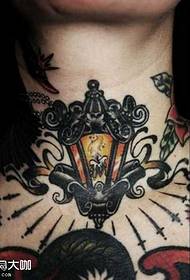 Modello di tatuaggio collo fuoco luce