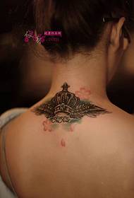delicada corona de les ales del coll de la imatge del tatuatge