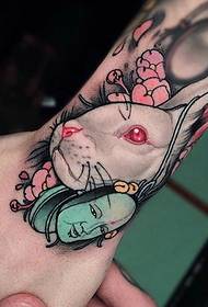een schattig en ontroerend konijntjes tattoo-patroon op de rug van de hand