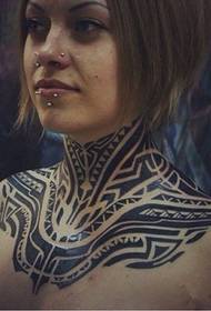 Kaklo tatuiruotė suteikia kitokios patirties
