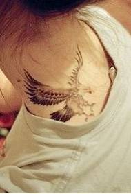image de modèle de tatouage aigle volant beauté cou
