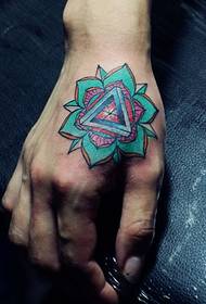 шарени цвјетни узорак тетоваже на стражњој страни руке је врло привлачан