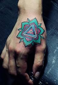 un motivo floreale colorato sul dorso della mano è molto accattivante
