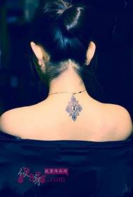სილამაზის კისრის მოდის პატარა ტოტემის tattoo სურათი