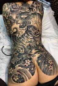 Tiger Totem tatu gadis belakang gambar tato harimau hitam