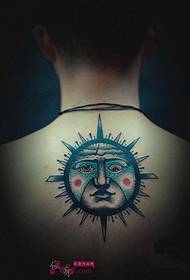 foto del tatuaggio del totem del sole del collo posteriore dei ragazzi