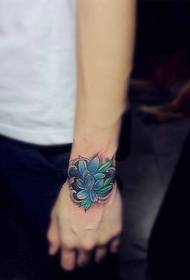 Aen opfälleg Hand-Back Faarf Lotus Tattoo Muster