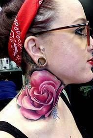 cuello femenino hermoso aspecto colorido loto tatuaje foto imagen