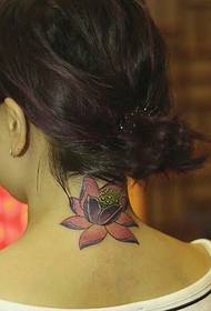 krásne kvitnúce lotosové tetovanie za krkom