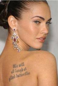 Den amerikanska tatueringsstjärnan Megan Fox på baksidan av den minimalistiska engelska tatueringsbilden