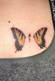 ragazza tatuaggio posteriore sul retro di una foto di tatuaggio farfalla colorata