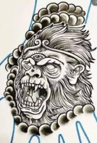 un groupe de tatouages prajna sur le dos de la main