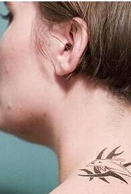 Hermosa chica en el cuello de una hermosa foto de tatuaje de pez pequeño