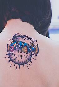 cute na galit Maliit na isda sa likod ng tattoo ng litrato ng tattoo