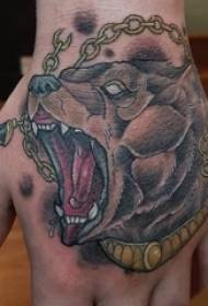 rankomis tatuiruotas patinas ant gyvūno meškos tatuiruotės paveikslo galo