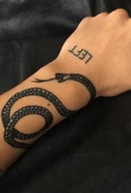 手工紋身的男性手上的英文和蛇紋身圖片背面