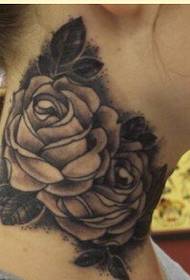 fashion gadis cantik leher gambar mawar hitam dan putih tato