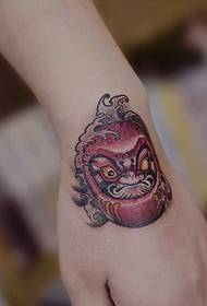 il tatuaggio del tatuaggio tumbler a mano sul retro è molto chic