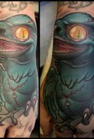 figură de tatuaj de cioara mâna masculină pe spatele imaginii colorate de tatuaj de cioara