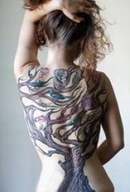 materiale del tatuaggio dell'albero della vita ragazza torna sull'immagine colorata del tatuaggio dell'albero della vita