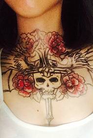 croce dell'acquerello sotto il collo della ragazza, modello del tatuaggio