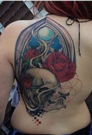 Vajzë me tatuazhe të pasme në pjesën e pasme të fotografive të tatuazheve të trëndafilave dhe të kafkës