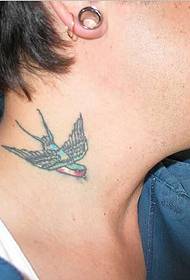 lepa in lepa slika vzorca tatoo pogoltniti na vratu