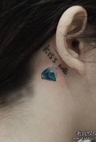 女孩子脖子处一款彩色小钻石纹身图案