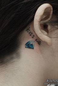majhen barvni vzorec diamantov tatoo na vratu deklice