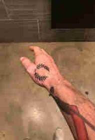 plante de tatouage mâle main arrière noir image de tatouage plante de vigne