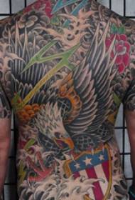 Ragazzo maschio tatuato sulla schiena sul retro di un tatuaggio colorato con aquila