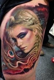 mulher de cor de coxa com padrão de tatuagem de olho assustador