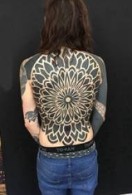 tribal totem tetovanie dievča na zadnej strane čiernej tribal totem tetovanie obrázku
