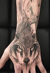ruka natrag uzorak tetovaža vuka