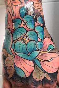 hand tillbaka blomma tatuering mönster