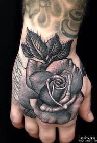 手背上一款时尚玫瑰花纹身作品