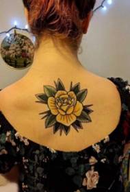 djevojka cvjetne tetovaže na poleđini nježne slike žute ruže