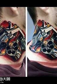model tatuazhi me makinën e tatuazheve të qafës