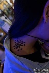 tjejens hals vackra totem kärlek ros tatuering mönster