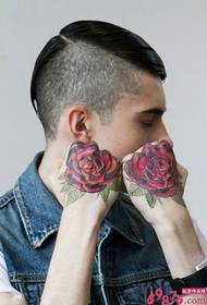 Afluxo europeu mão masculina volta tatuagem rosa vermelha