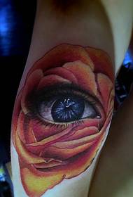 Modello di tatuaggio occhio 3D nella luce abbagliante dei petali