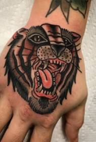 moška roka na hrbtni strani tetovirane moške roke na hrbtni strani barvne slike tigrovega tatuja