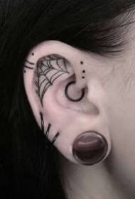 уво тетоважа - 9 мали уши околу увото може да се истетовираат 91232 - девојчиња зад малата свежа тетоважа на хризантема