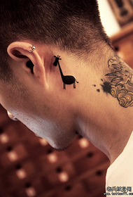 ett litet nytt tatueringsmönster bakom örat